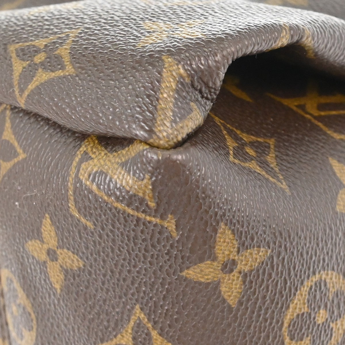 Louis Vuitton Artsy MM Vintage Shoulder Bag in Brown Monogram Canvas