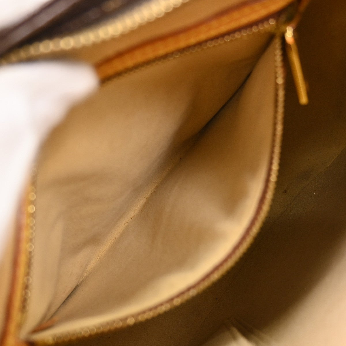 Louis Vuitton Looping MM Handbag