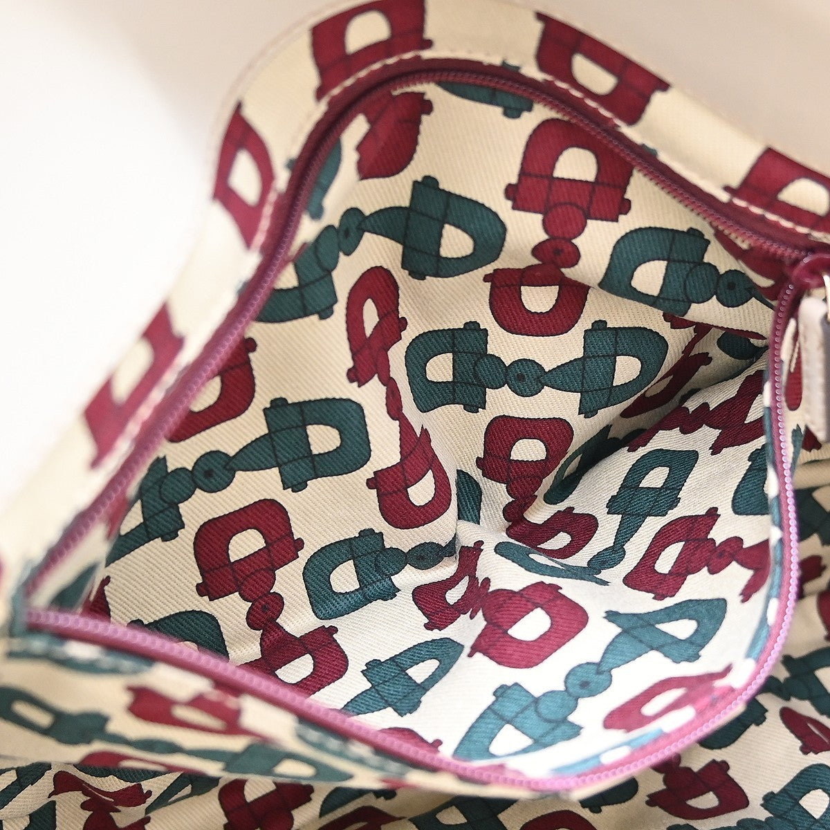 Gucci Off-white Guccissima Leather Tote Handbag